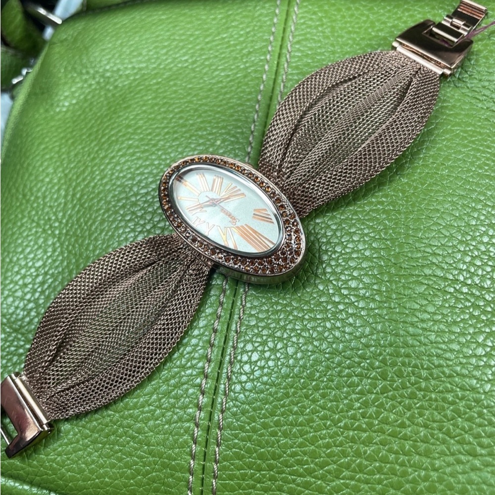 Vintage Geneva fashion watch. Needs battery
